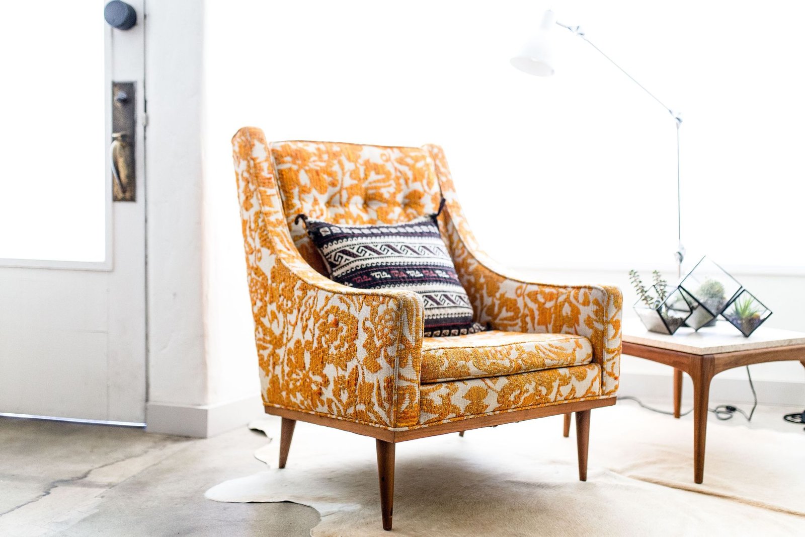 Poltrona vintage estofada em tecido floral – estofador em Lisboa e Cascais