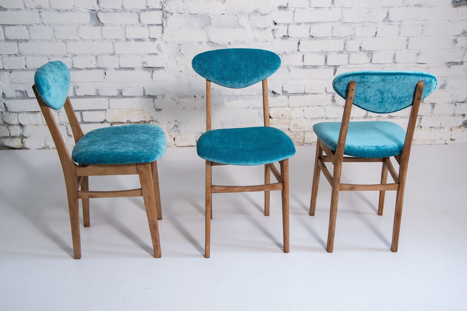 Restauro de cadeiras de jantar estofadas em veludo azul