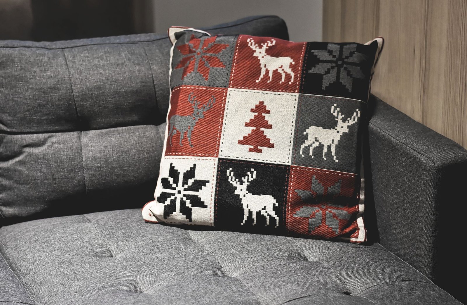 Sofá em tecido cinzento capitonê restaurado com almofada decorativa